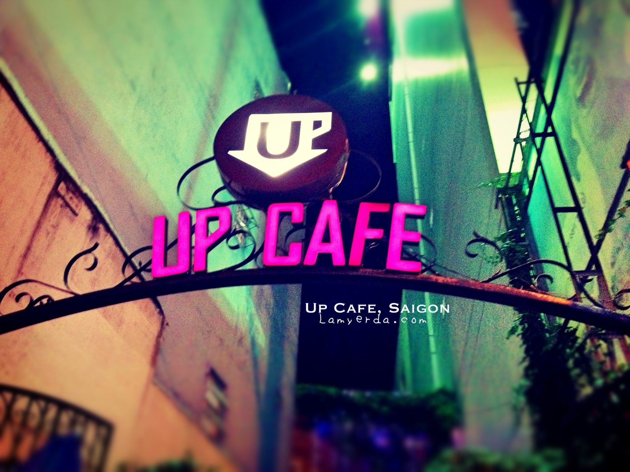 Topsy Turvy Restaurant: Up Cafe, Saigon