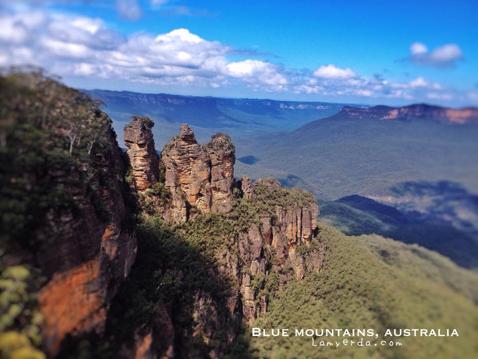 Blue Mountains:  The scenic world, Leura Village and the Three Sisters