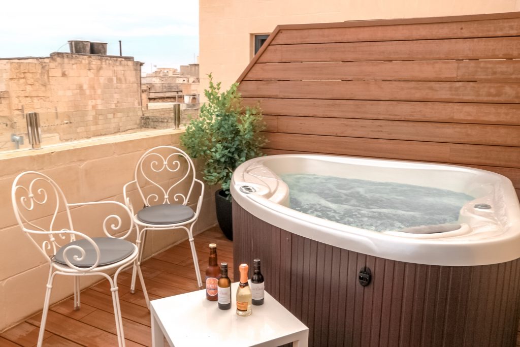 Suite with hot tub Palais Le brun Malta