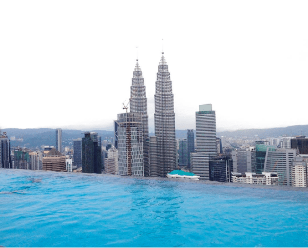 Face Suites Kuala Lumpur: Infinity Pool with the view of the Petronas Towers and KL Tower 
